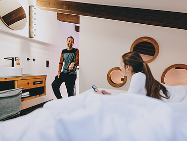 Gemütlichkeit in den Zimmern im Hotel Tirolerbuam in Saalbach im Jänner 2026 © Stefanie Oberhauser